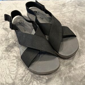 Clark’s Cloudsteppers black sandals women’s size 9